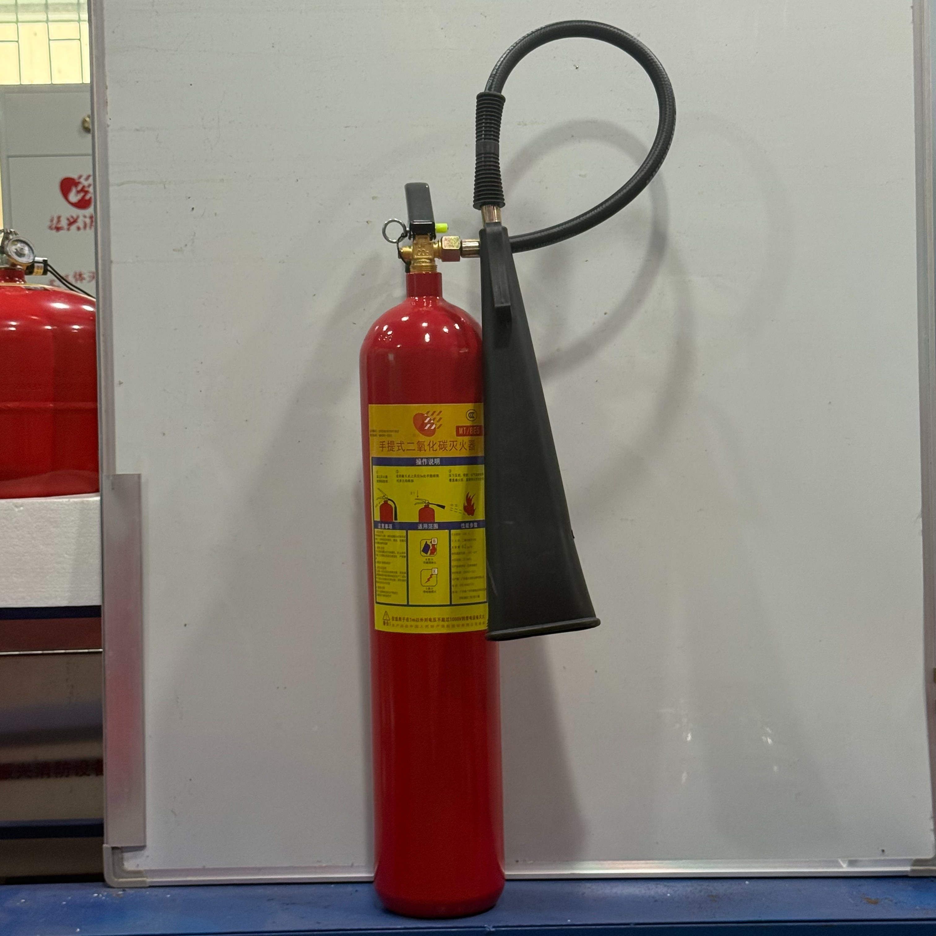 手提式二氧化碳灭火器5kg-1.jpg